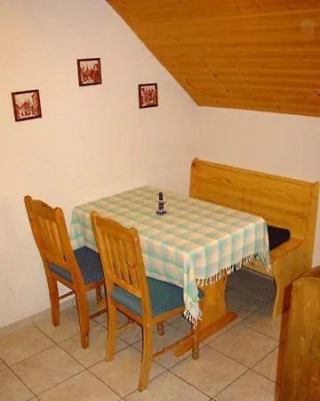 Martens - Gaubenwohnung דירה *